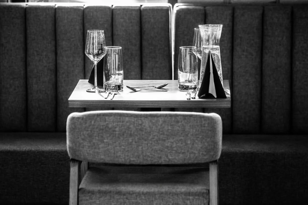 Маса за двама до тапицираното сепаре
